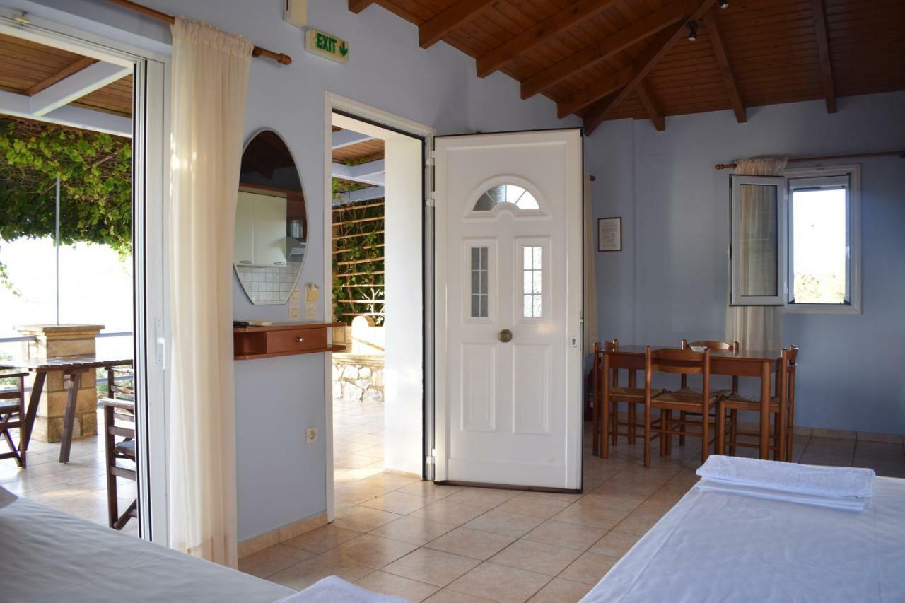 Alexandros Seaside Family Apartments & Villas - Paradise, 7' From Petalidi Kalamaki (Messinia) Exterior foto